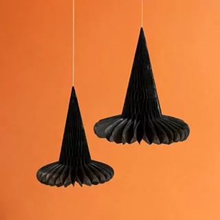 Zwarte honeycombs in de vorm van een heksenhoed hangen voor een oranje achtergrond