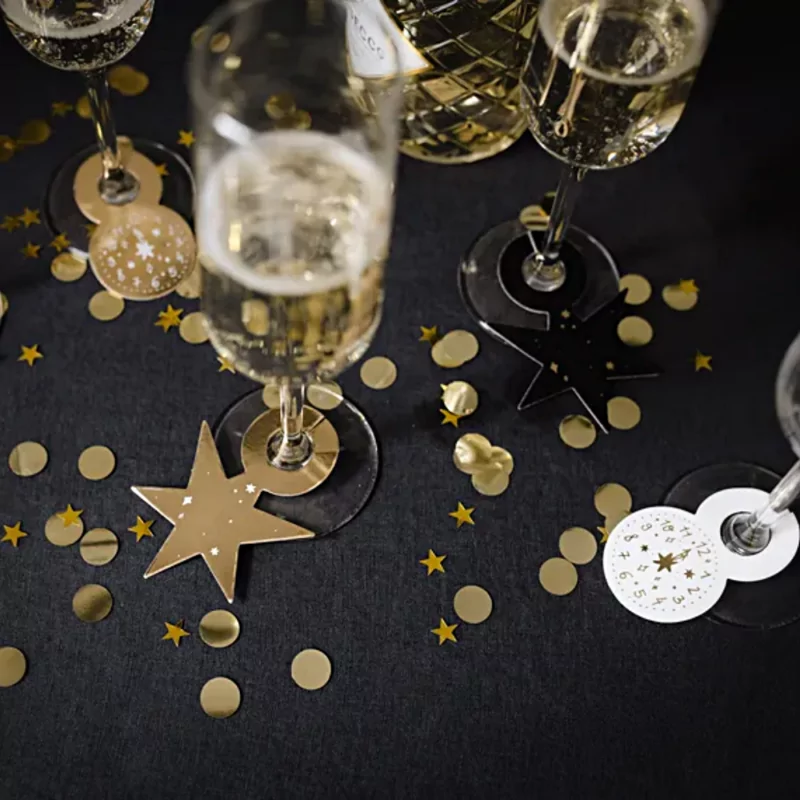Tafel gedekt voor oud en nieuw met zwarte en gouden versiering