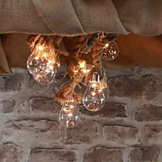 Jute versiering met lampjes hangt aan een plafond