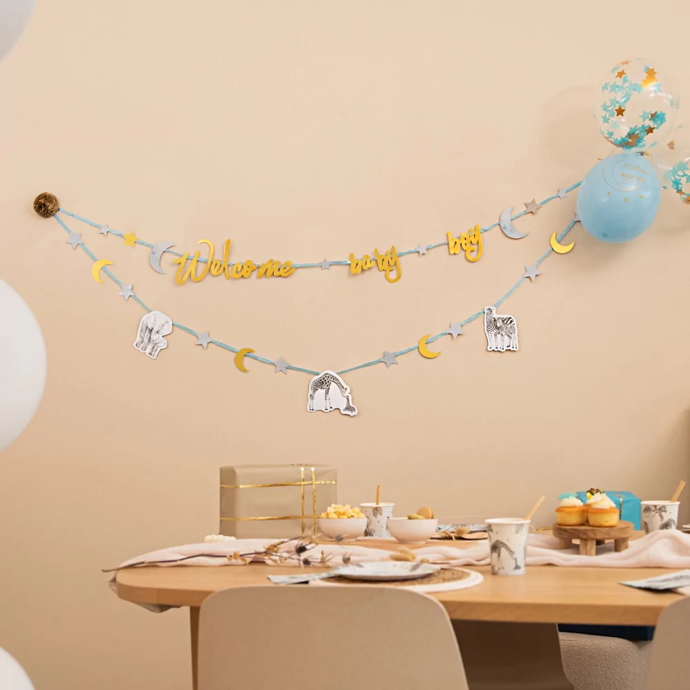 Gouden en blauwe slinger voor een babyshower met safari thema