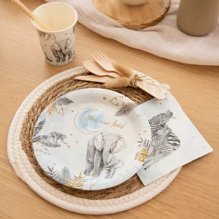 Versiering voor een babyshower in het blauw en goud met safari thema