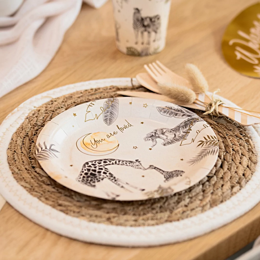 Bordjes met jungle dieren erop voor een gender neutrale babyshower met jungle thema