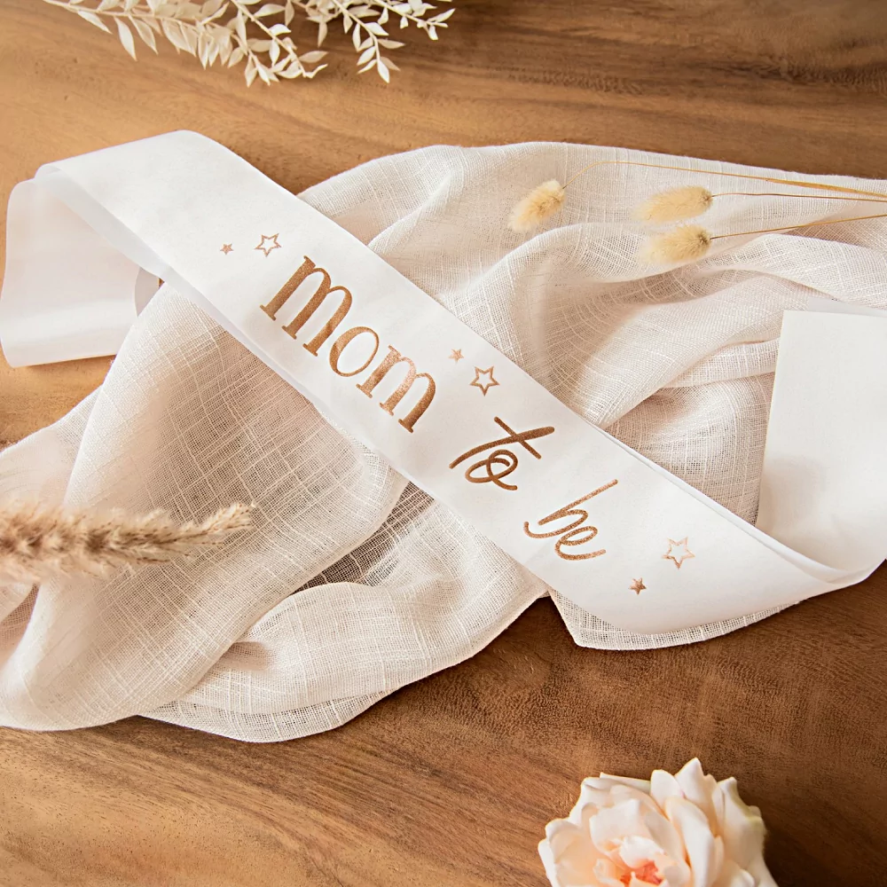 Nude kleurige sjerp met de gouden tekst mom to be