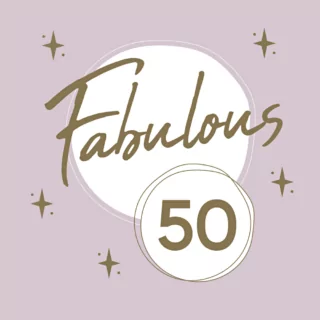 Lila servetten met gouden tekst fabulous 50 en gouden sterren