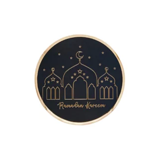 Zwart bordje met gouden details en de tekst ramadan kareem
