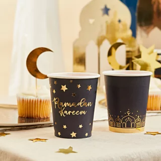 Zwarte bekers met gouden details voor ramadan