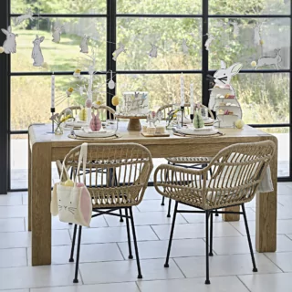Houten tafel versierd met snacks en paas versiering