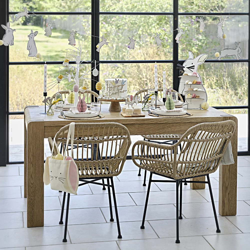 Houten tafel versierd met snacks en paas versiering