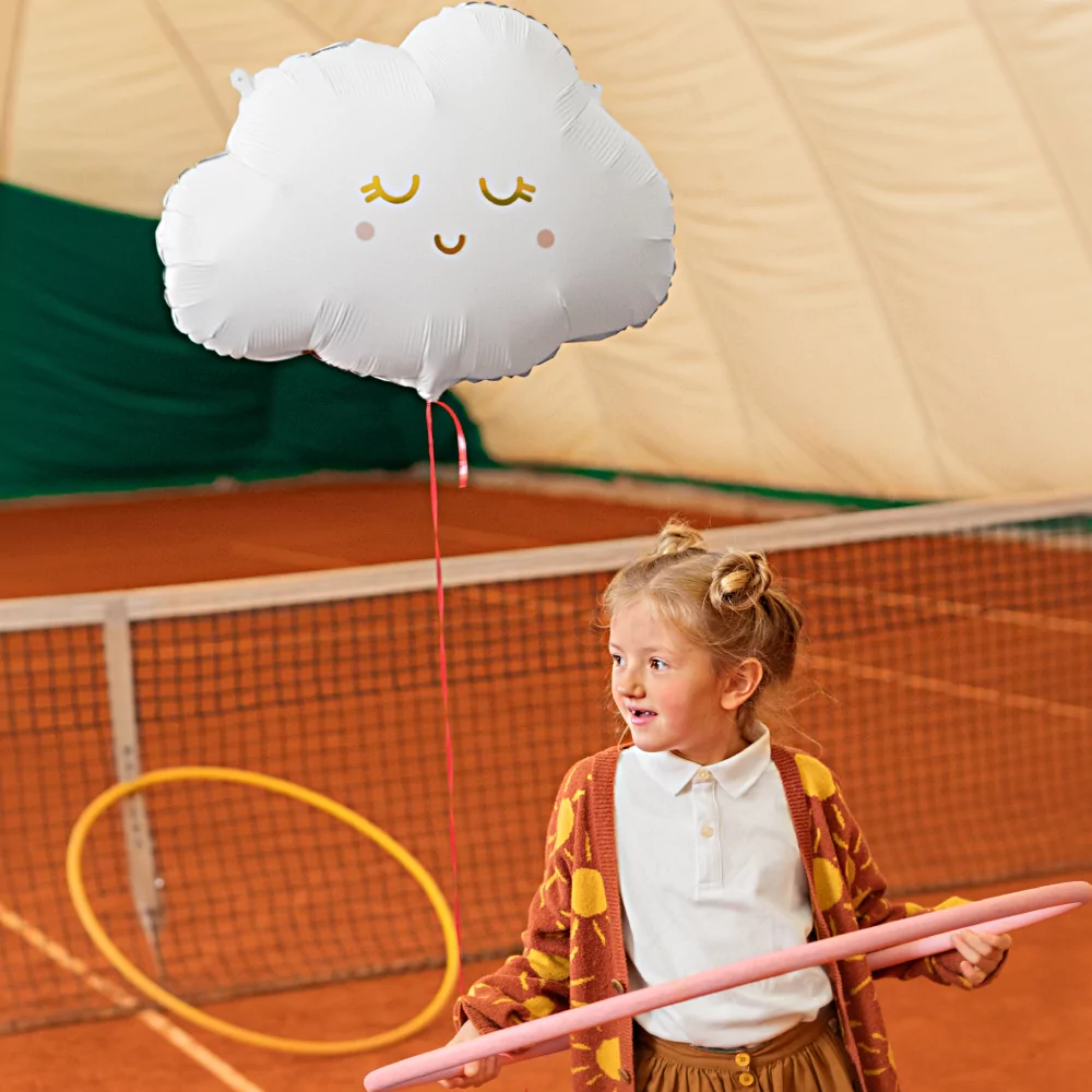 meisje op een tennisbaan met een wolk ballon