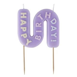 Lila kaars met de tekst happy birthday erop