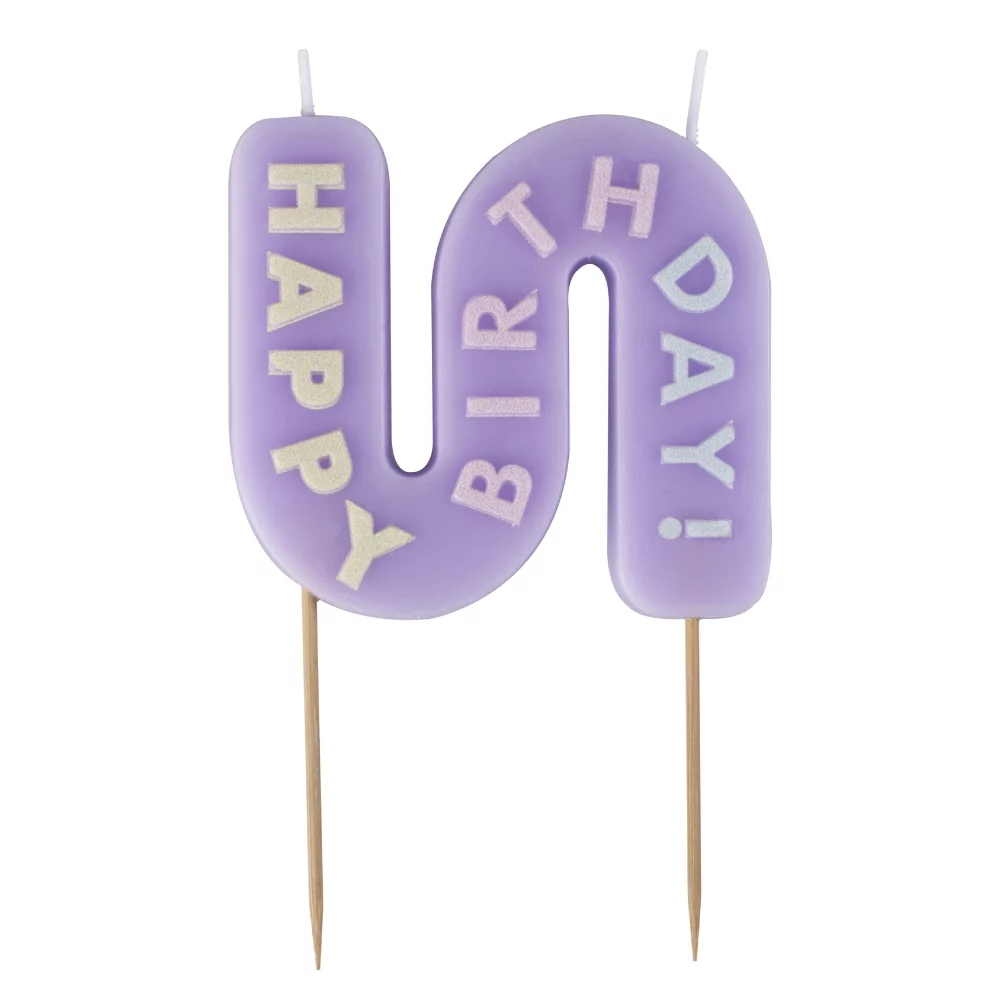 Lila kaars met de tekst happy birthday erop