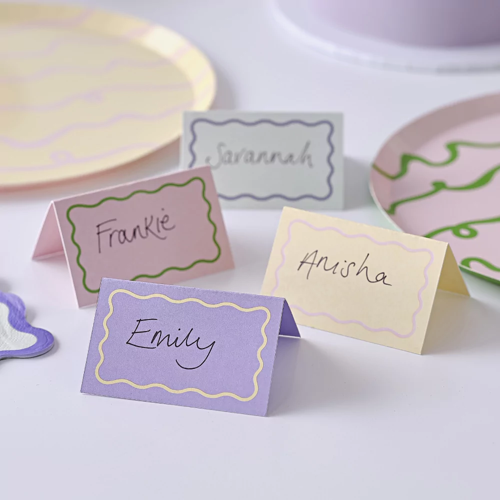 Pastel tafelkaartjes met golvende randen