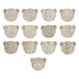 Houten teddy beertjes met mijlpalen erop, zoals een maand oud en een jaar oud