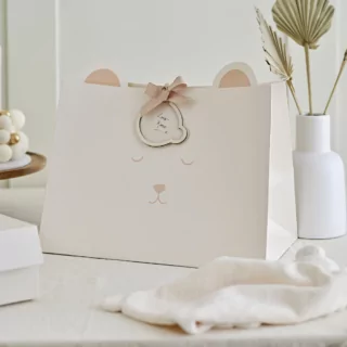 Cadeautas in de vorm van een beertje met een houten tag