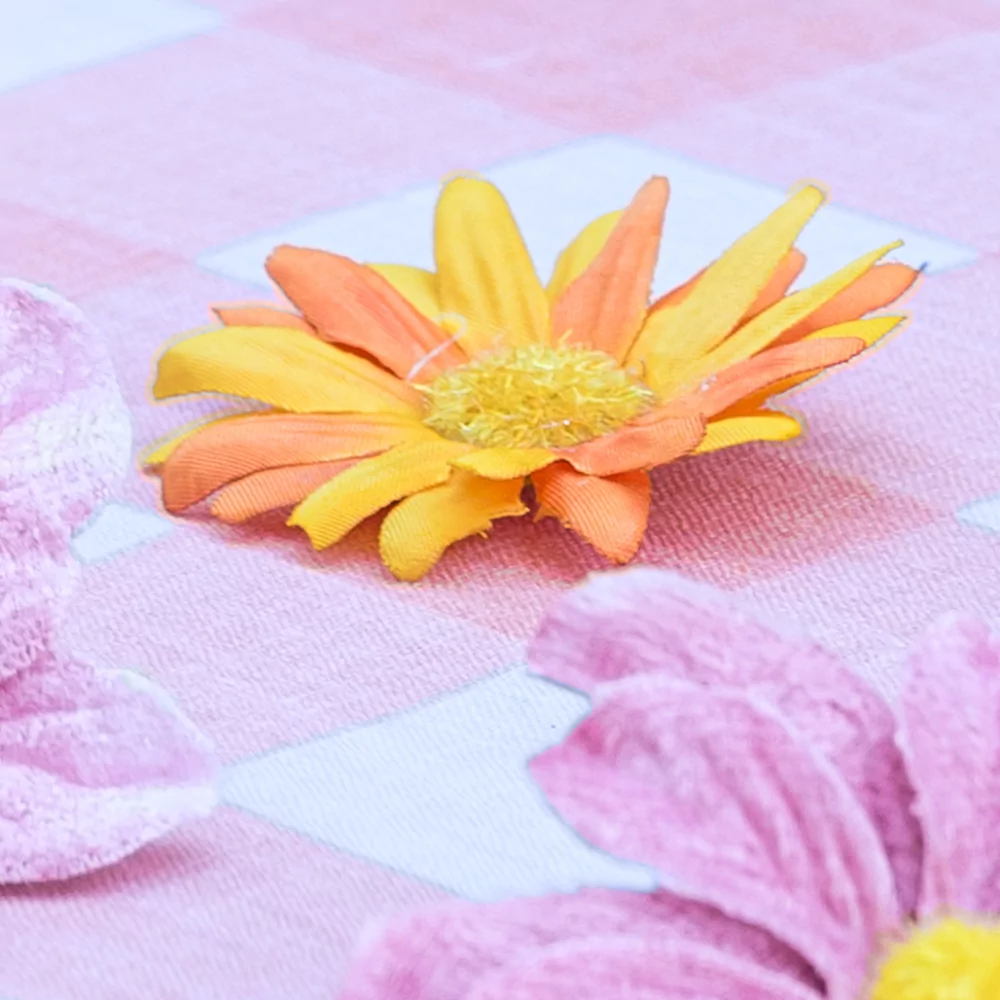 Roze en wit geblokte tafelloper versierd met oranje en roze bloemen