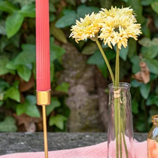 Gele gerbera's in een vaasje