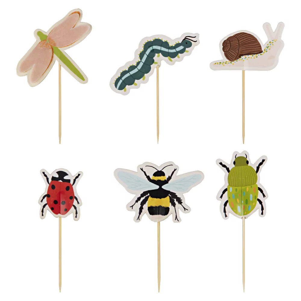 Cupcake toppers met insecten erop zoals een lieveheersbeestje, hommel en slak
