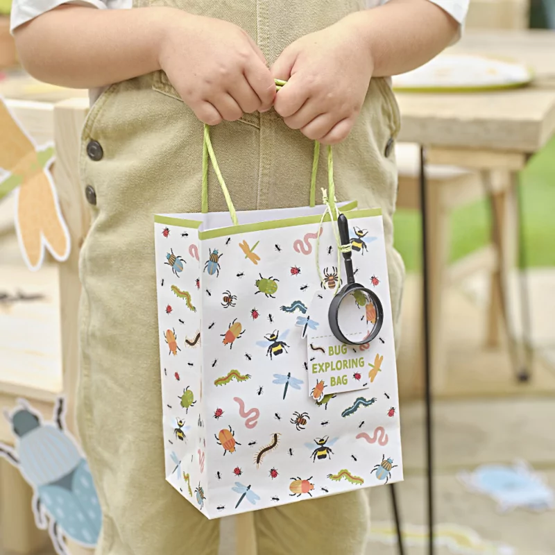 Cadeautasjes met insecten erop en een vergrootglas