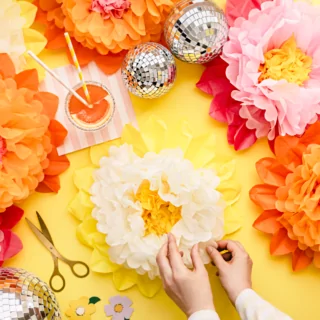 papieren bloemen oranje roze en wit