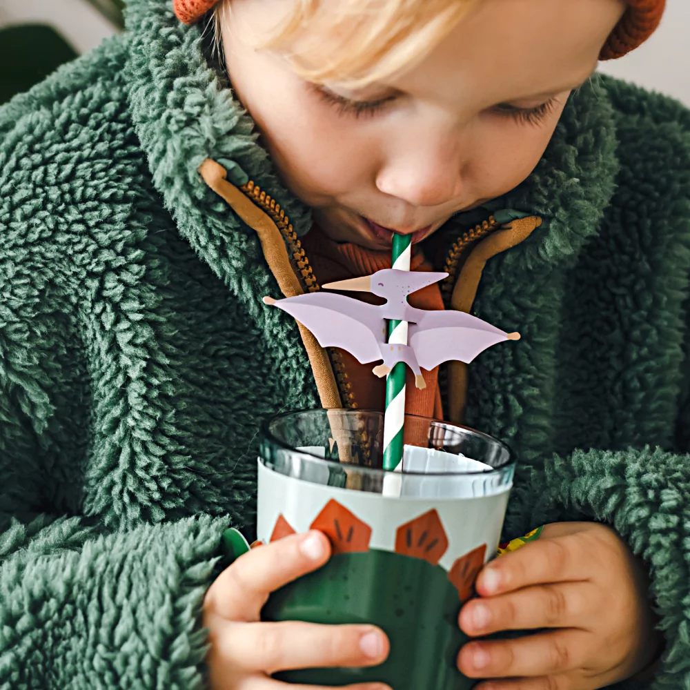jongetje drinkt uit dino beker tijdens dino feestje