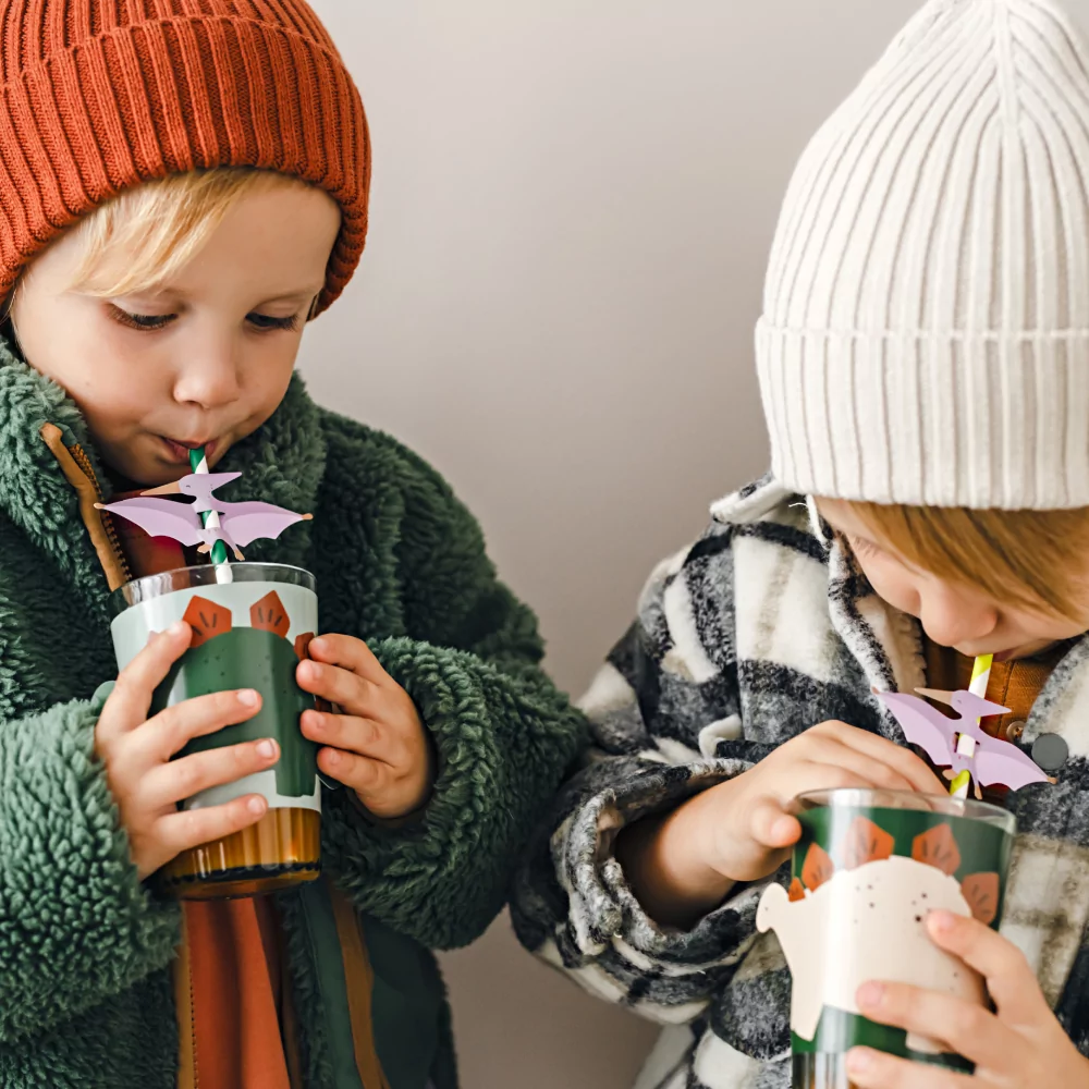 jongetjes drinken uit dino beker op een dino kinder feestje