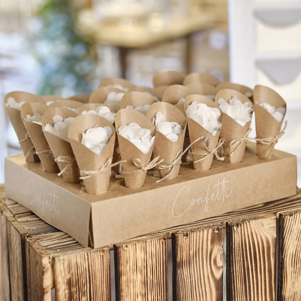 Kraft papier confetti standaard met kegels gevuld met pastel groene confetti
