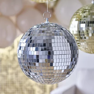 Zilverendiscobal voor een gouden backdrop en een gouden en nude ballonnenboog