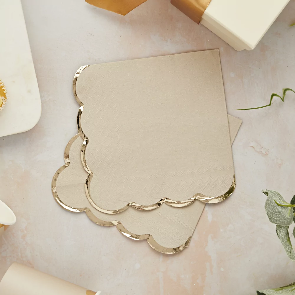 beige servetten met een gouden rand
