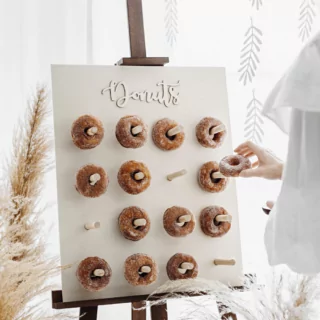 Donut wall van hout op een ezel