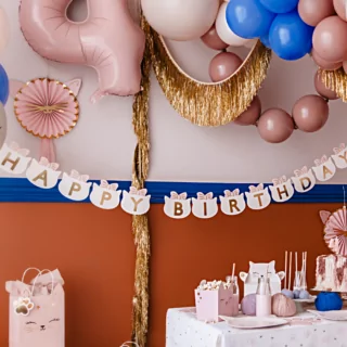 kinderfeestje met katten thema en roze en gouden versiering