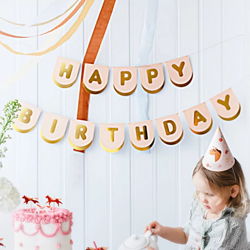 roze en gouden slinger met de tekst happy birthday