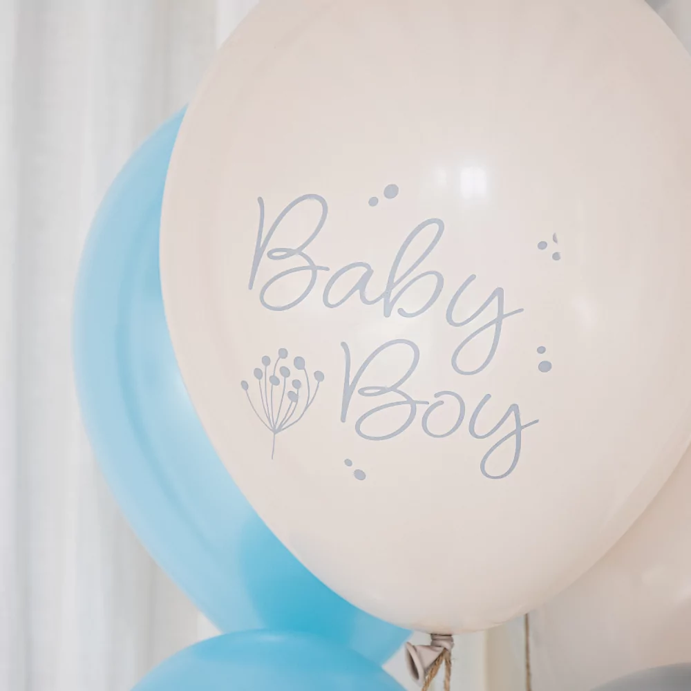 blauwe, creme en grijze ballonnen met de tekst baby boy voor een babyshower jongen