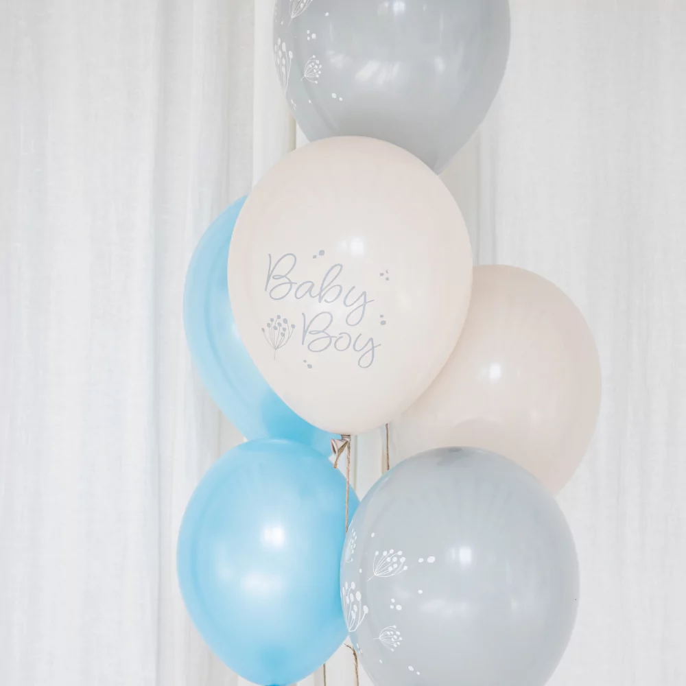 blauwe, creme en grijze ballonnen met de tekst baby boy voor een babyshower jongen