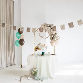 babyshower versiering met grijze, creme en bruine tinten voor een gender neutrale babyshower