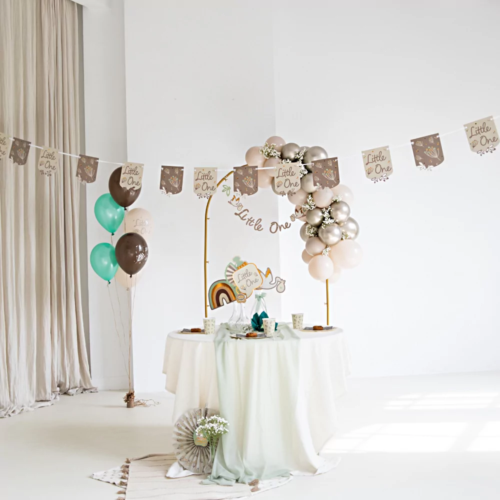 babyshower versiering met grijze, creme en bruine tinten voor een gender neutrale babyshower