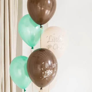 bruine, creme, grijze en mint ballonnen met een bloesem print en de tekst little one voor een babyshower