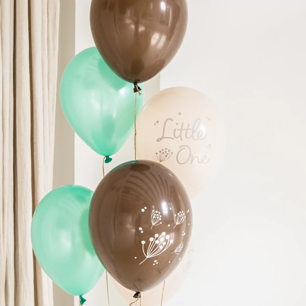 bruine, creme, grijze en mint ballonnen met een bloesem print en de tekst little one voor een babyshower