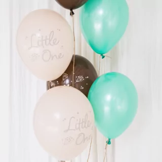 bruine, creme, grijze en mint ballonnen met een bloesem print en de tekst little one voor een babyshower