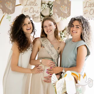 drie vrouwen op een babyshower met creme, grijze en mint versiering