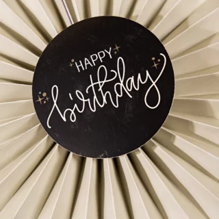 creme waaier met een zwarte binnenkant en de tekst happy birthday