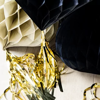 drie honeycombs in het zwart en creme met gouden tassels