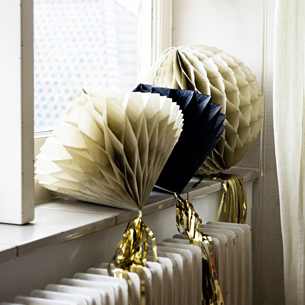 drie honeycombs in het zwart en creme met gouden tassels