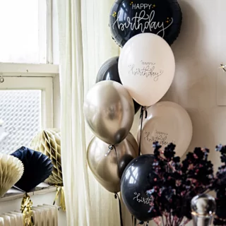 verjaardags feest met zwarte en cremekleurige versiering