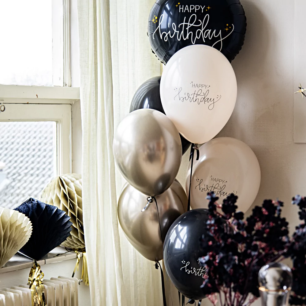 verjaardags feest met zwarte en cremekleurige versiering