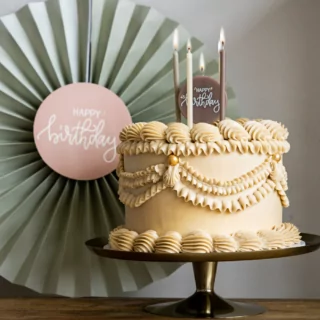cremekleurige taart met een creme waaier met een roze binnenkant