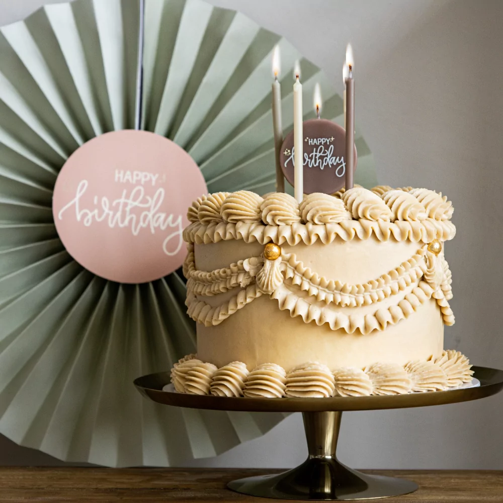 cremekleurige taart met een creme waaier met een roze binnenkant