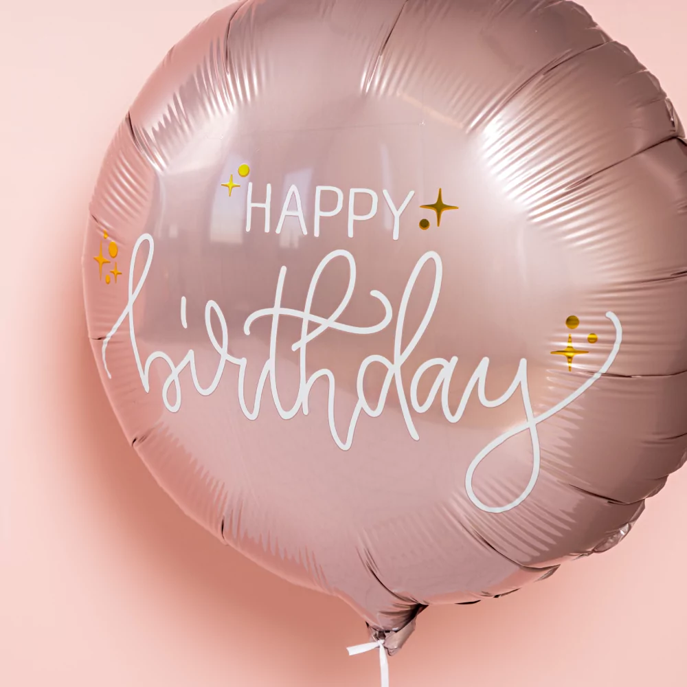 roze folieballon met de creme tekst happy birthday en gouden sterren