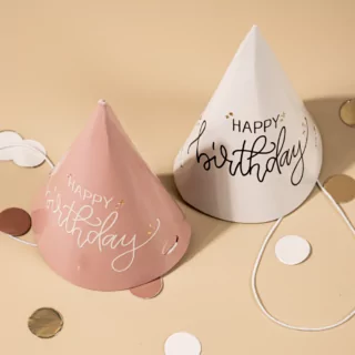 witte en roze feetshoedjes met de tekst happy birthday