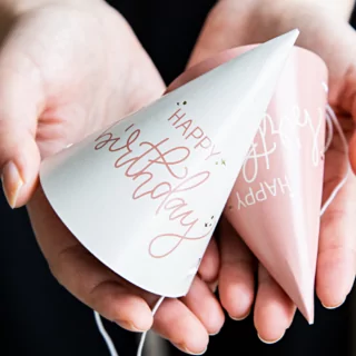 witte en roze feetshoedjes met de tekst happy birthday