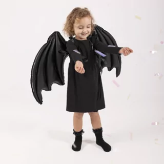 meisje met een folieballon met vleermuisvleugels op haar rug
